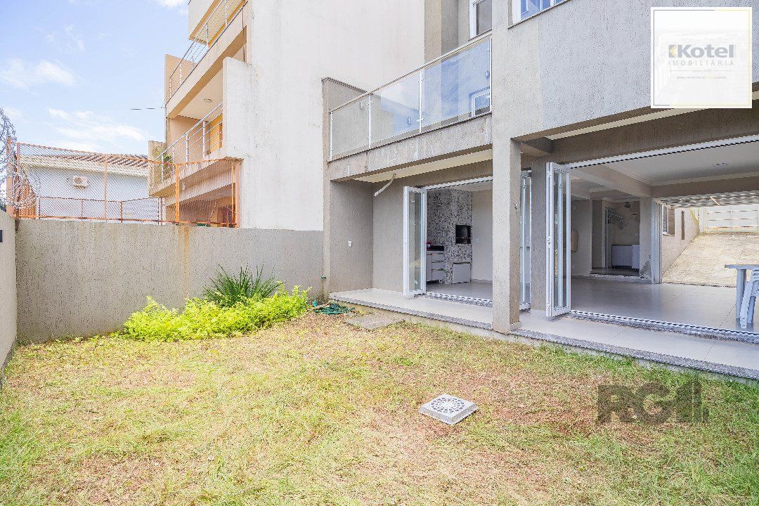 Sobrado, 185 metros quadrados privativo, com 3 quartos, 1 suíte, Living e cozinha integrados, lareira, churrasqueira, lavabo e 2 vagas de garagem.                       e 2 vagas de garagem — foto 4