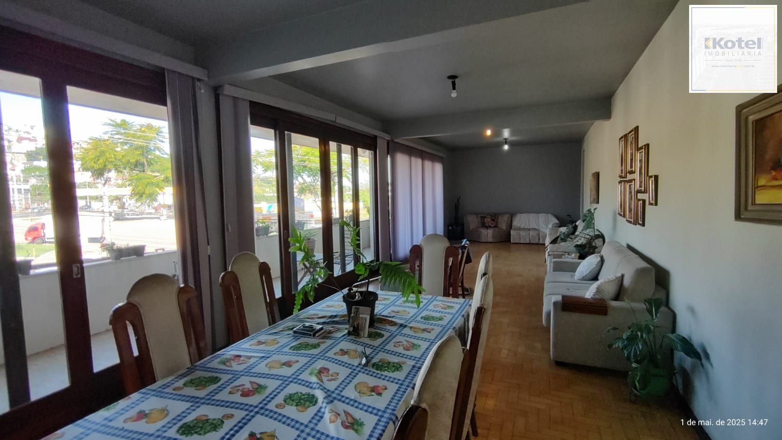 Apartamento de 4 dormitórios, 2 suítes, sacada, living para 2 ambientes bem amplo. — foto 2