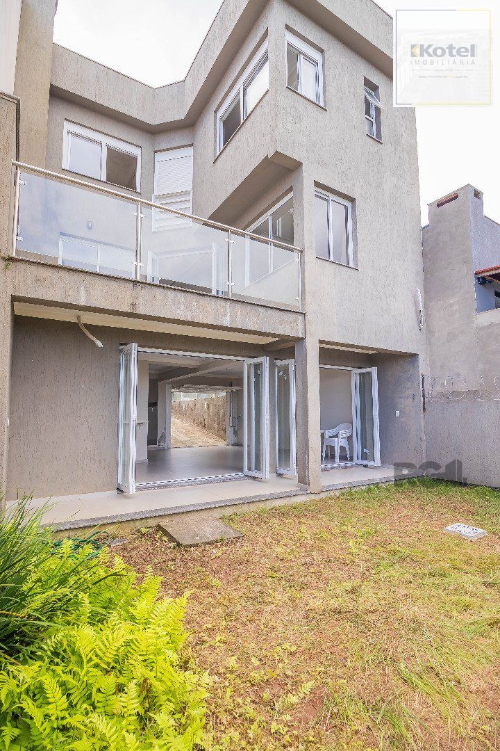 Sobrado, 185 metros quadrados privativo, com 3 quartos, 1 suíte, Living e cozinha integrados, lareira, churrasqueira, lavabo e 2 vagas de garagem.                       e 2 vagas de garagem — foto 3