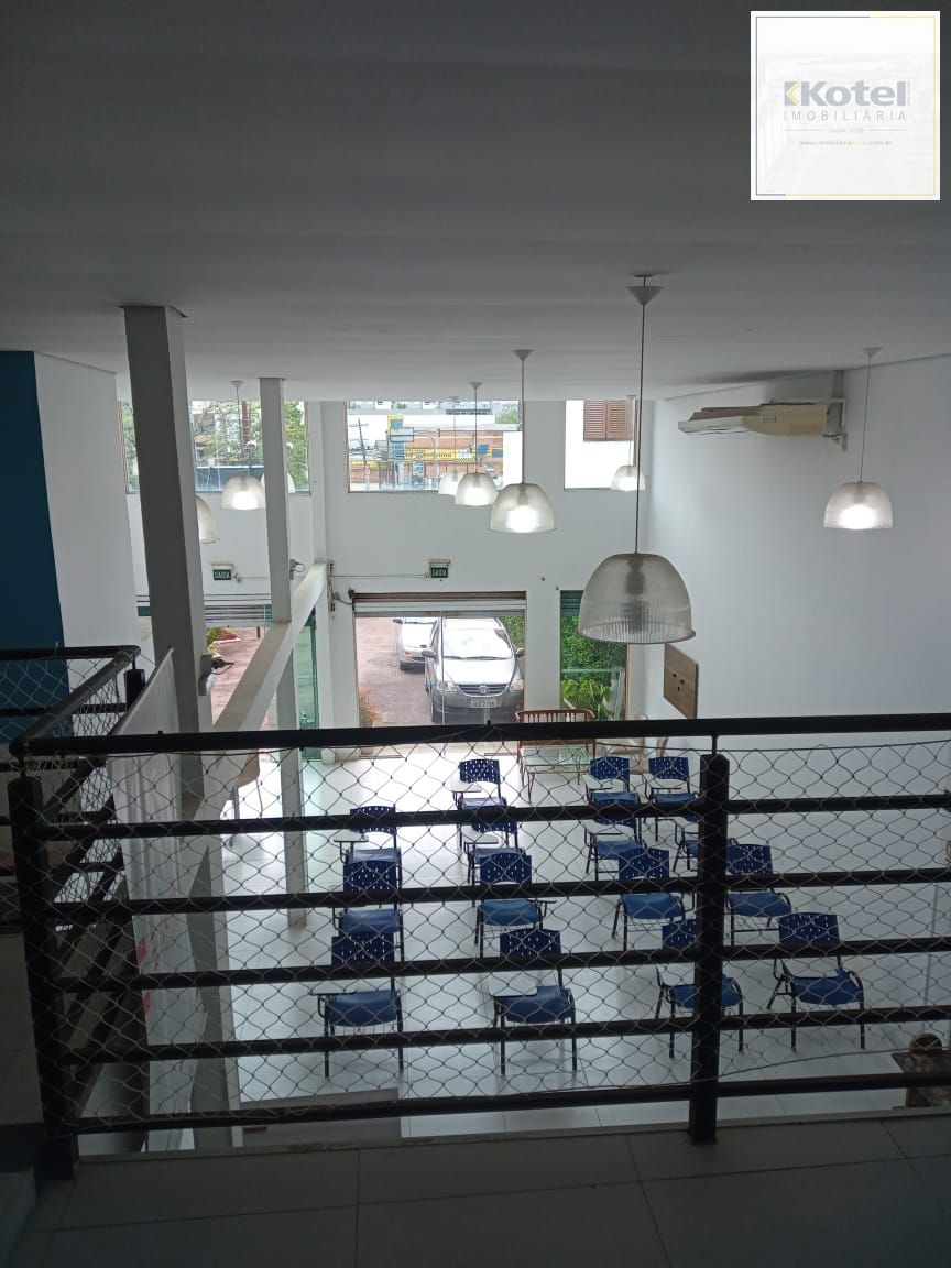 **Prédio Comercial Desocupado à Venda na Azenha, Porto Alegre, RS**