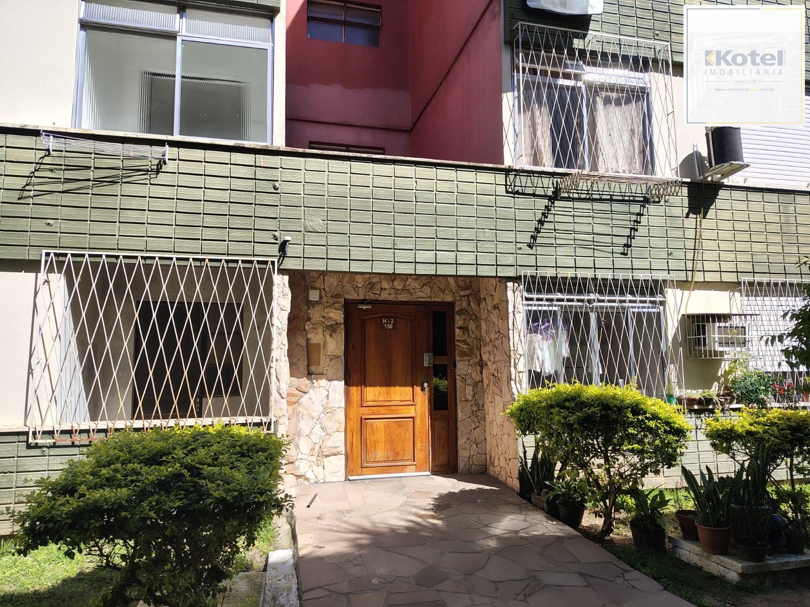Apartamento de 2 dormitórios, living, cozinha, área de serviço e banheiro social. — foto 3