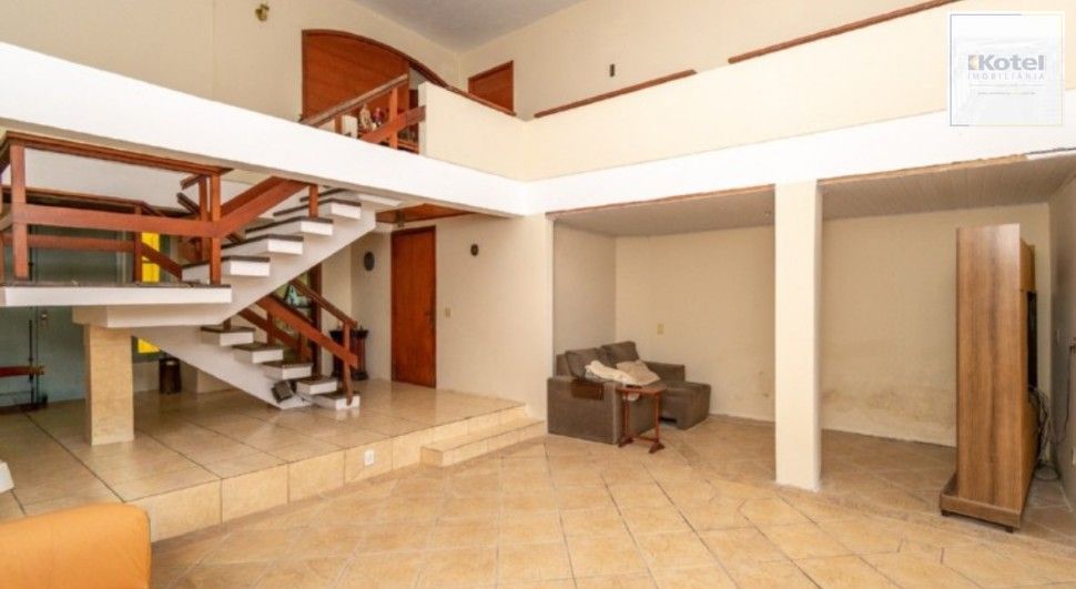 Casa de 3 quartos,1 suíte, closet, living com lareira, pátio, piscina e 2 vagas de garagem. — foto 3