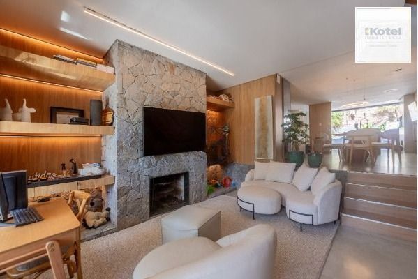 Casa com 3 suítes amplas, além de uma sala generoso com lareira e 2 vagas de garagem. — foto 2