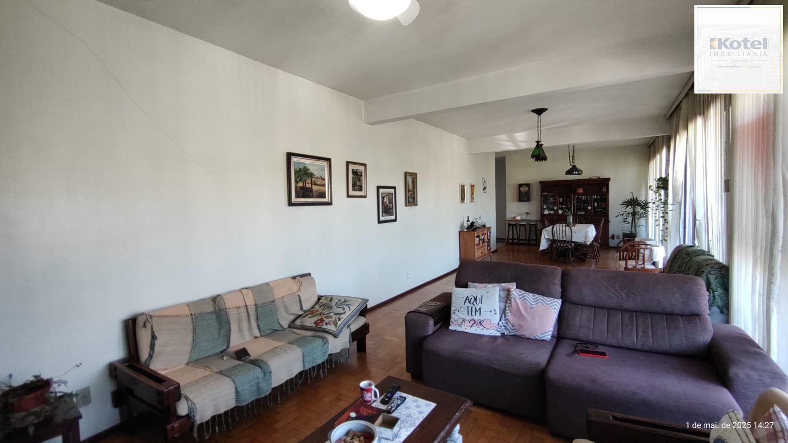Apartamento de 4 dormitórios, 2 suítes, living amplo e arejado com sacada. — foto 2