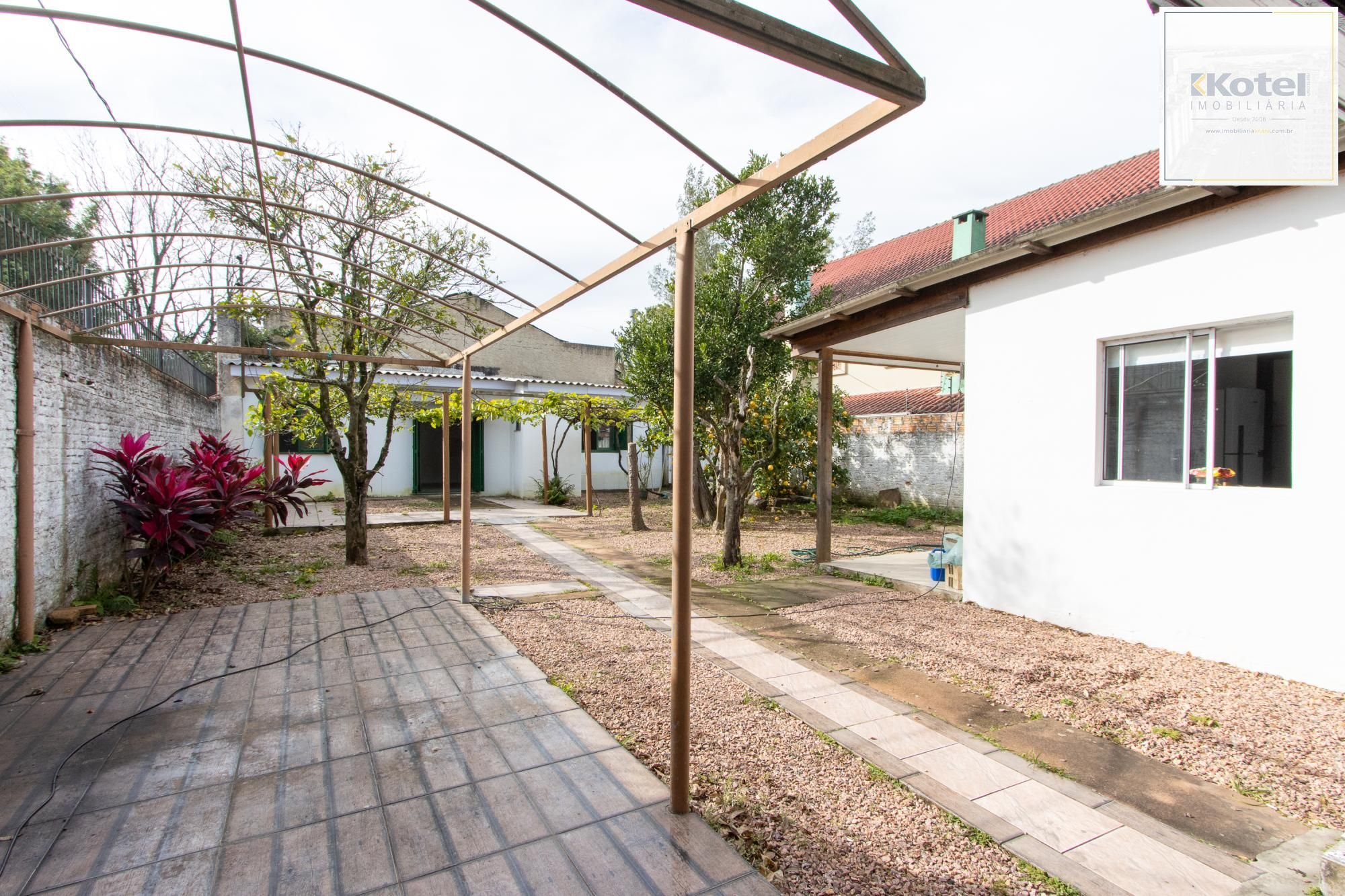 Terreno medindo 11 X 39,66 com 2 casas de alvenaria - Bairro  Guarujá — foto 3