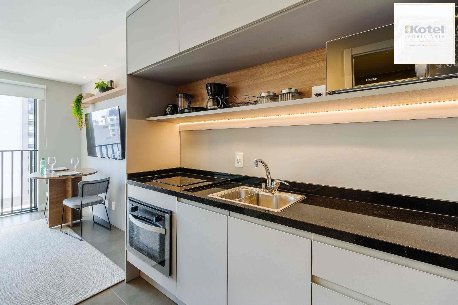 Studio de alto padrão construtivo mobiliado no bairro Moinhos de Vento, planta de 24,25 m² privativos com porcelanato, forro em gesso e aberturas em alumínio com vidros duplos.