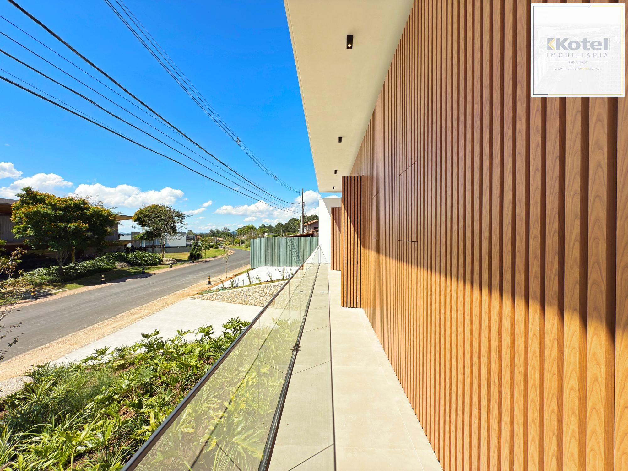 A casa conta com 434m2 de área construída, mas com um aproveitamento total dos 1.012m2 do lote — foto 5