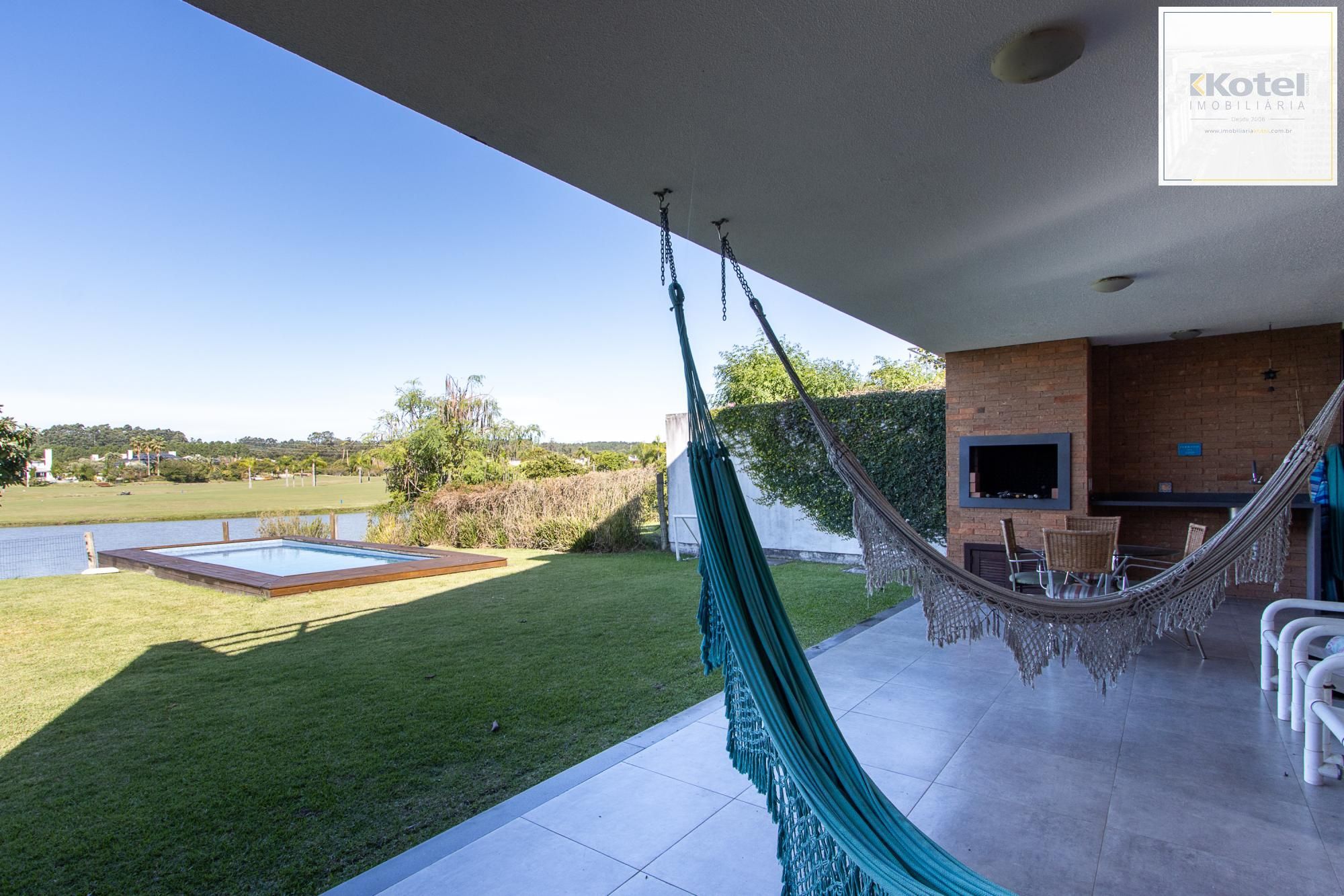 Casa no Condominio Terra Ville.  3 suites, com fundo para o lago.