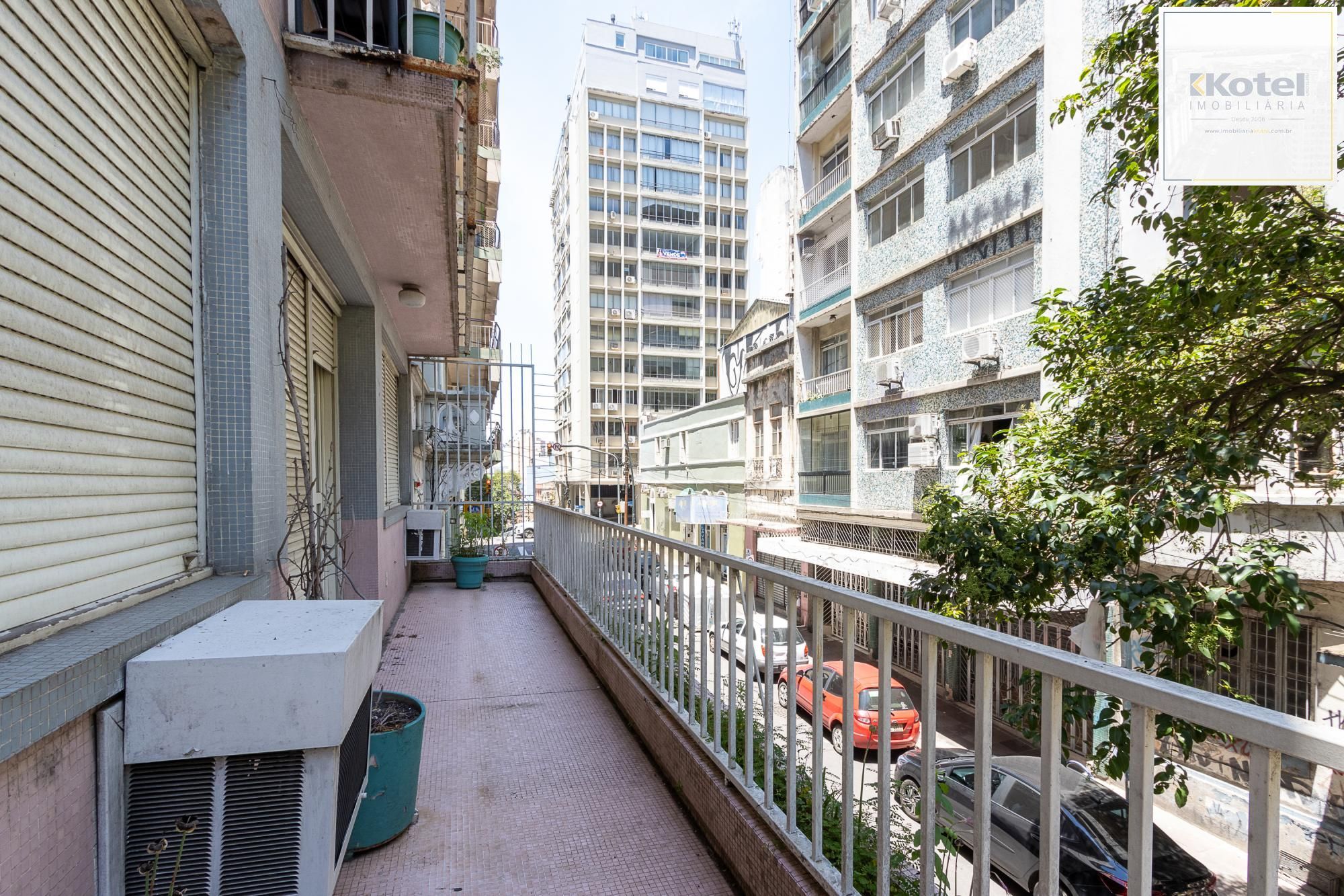Apartamento frente à fundos, 3 dormitórios, 1 vaga escriturada - Centro Histórico