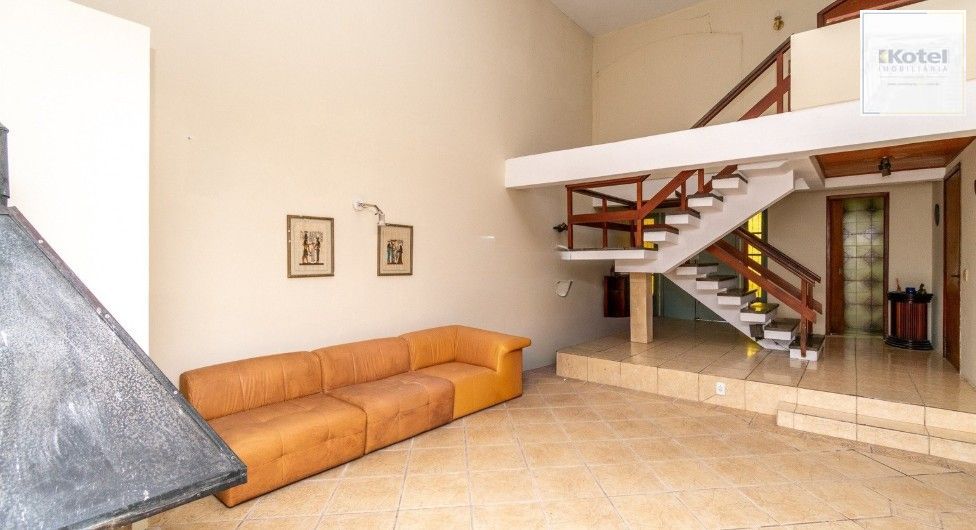 Casa de 3 quartos,1 suíte, closet, living com lareira, pátio, piscina e 2 vagas de garagem. — foto 2