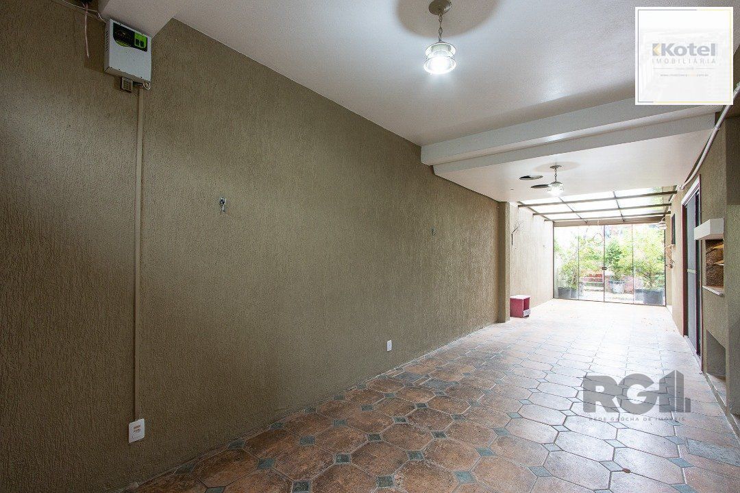 Casa de alvenaria, 3 dormitórios, 1 suíte e pátio com piscina, bairro Espírito Santo.