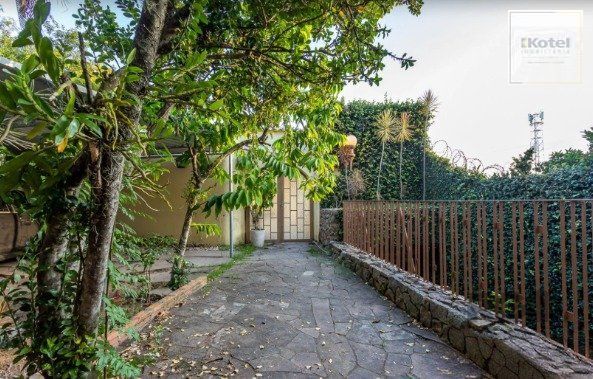 Casa no Bairro Vila Assunção com 4 dormitórios sendo 1 suíte e vista para o Guaíba