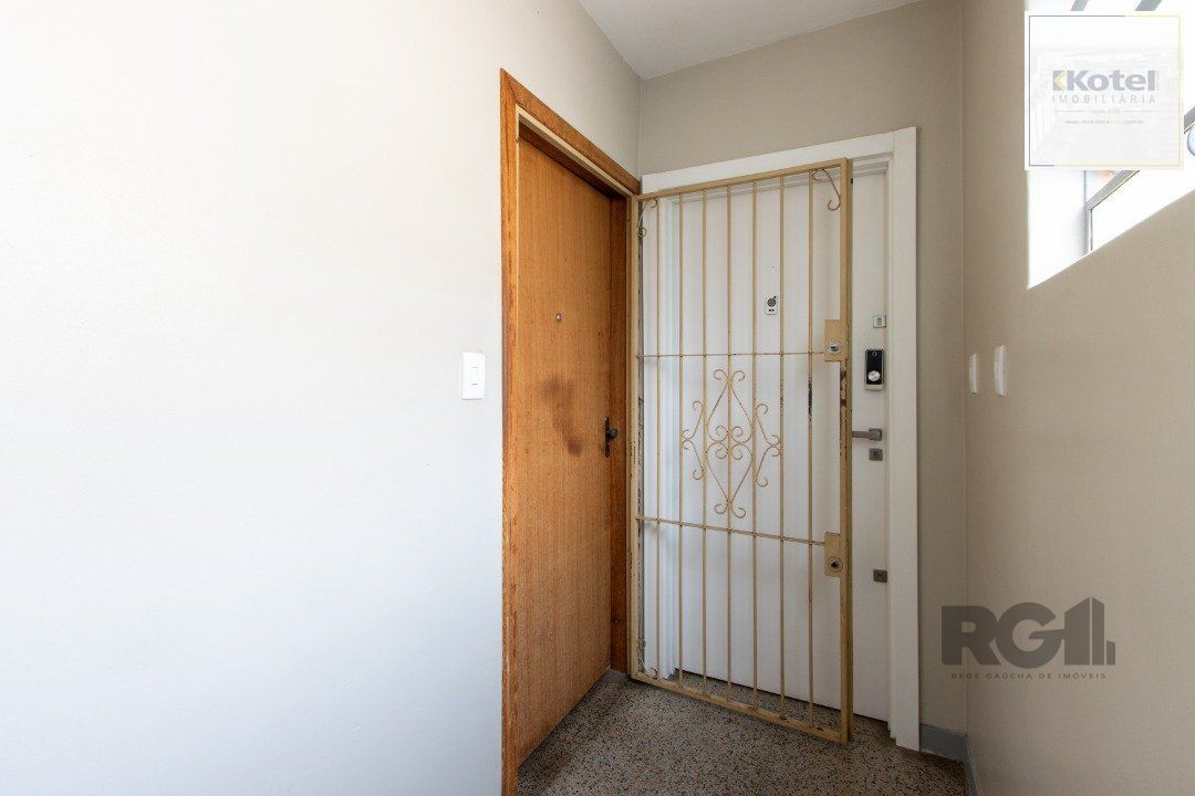 Apartamento com 70m² de área privativa, possui 3 dormitórios, sala para 2 ambientes, banheiro social, cozinha com móveis planejados e área de serviço. — foto 4