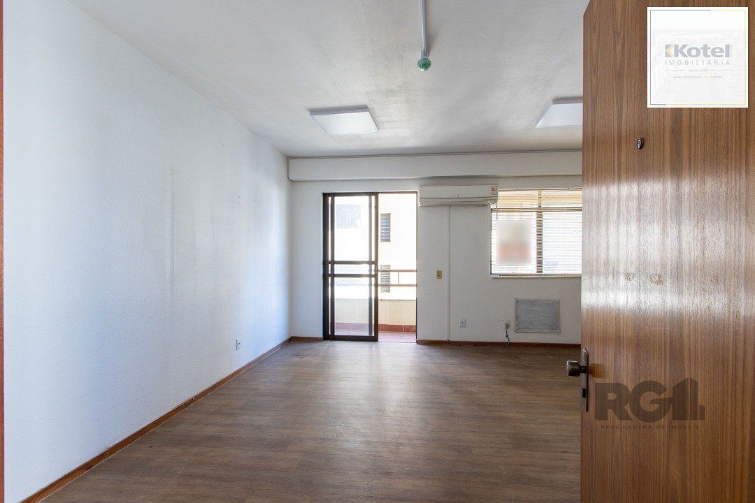EXCELENTE SALA COMERCIAL, muito bem localizada no bairro Menino Deus, 01 banheiro, sacada e ar condicionado split, toda montada — foto 2