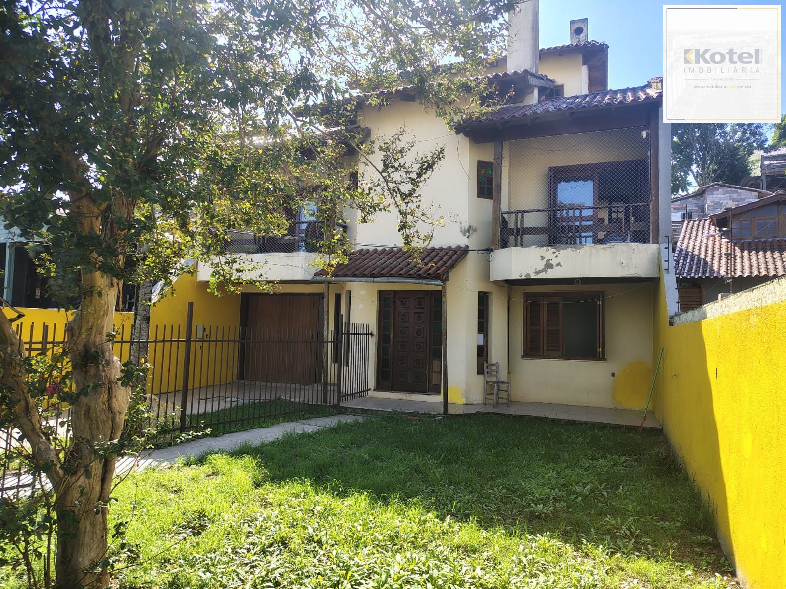 Casa de 4 dormitórios, 1 suíte e 4 vagas de garagem no bairro Cavalhada. — foto 2