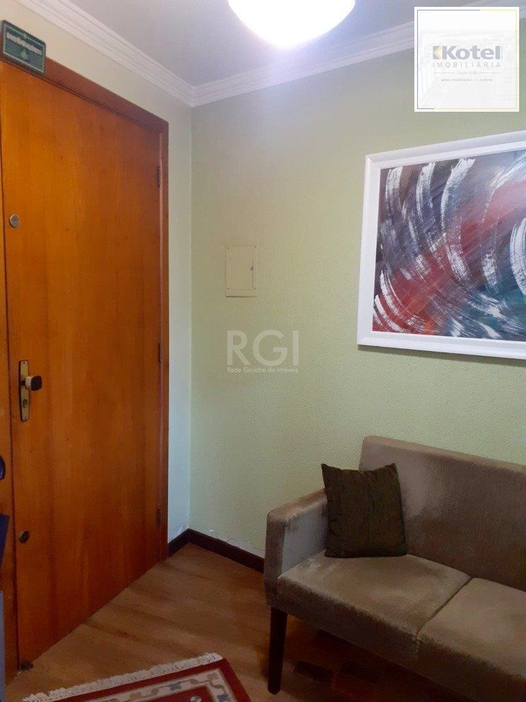 sala comercial com 39m² privativos com hall de espera, banheiro e  ampla sala/escritório com móveis sob medida.