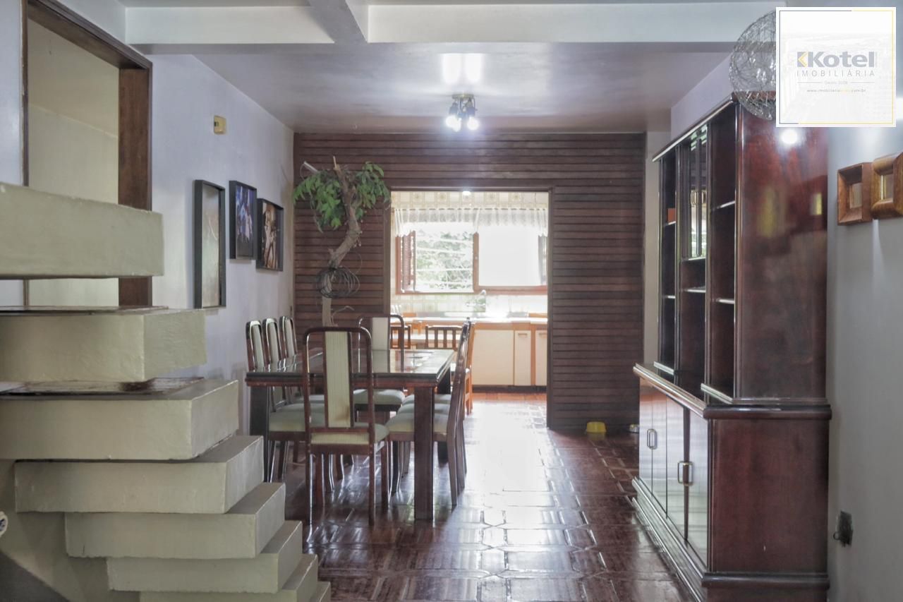 Casa com 300m², localizada na zona sul de Porto Alegre, com lareira, piscina e 3 vagas de garagem cobertas. — foto 4