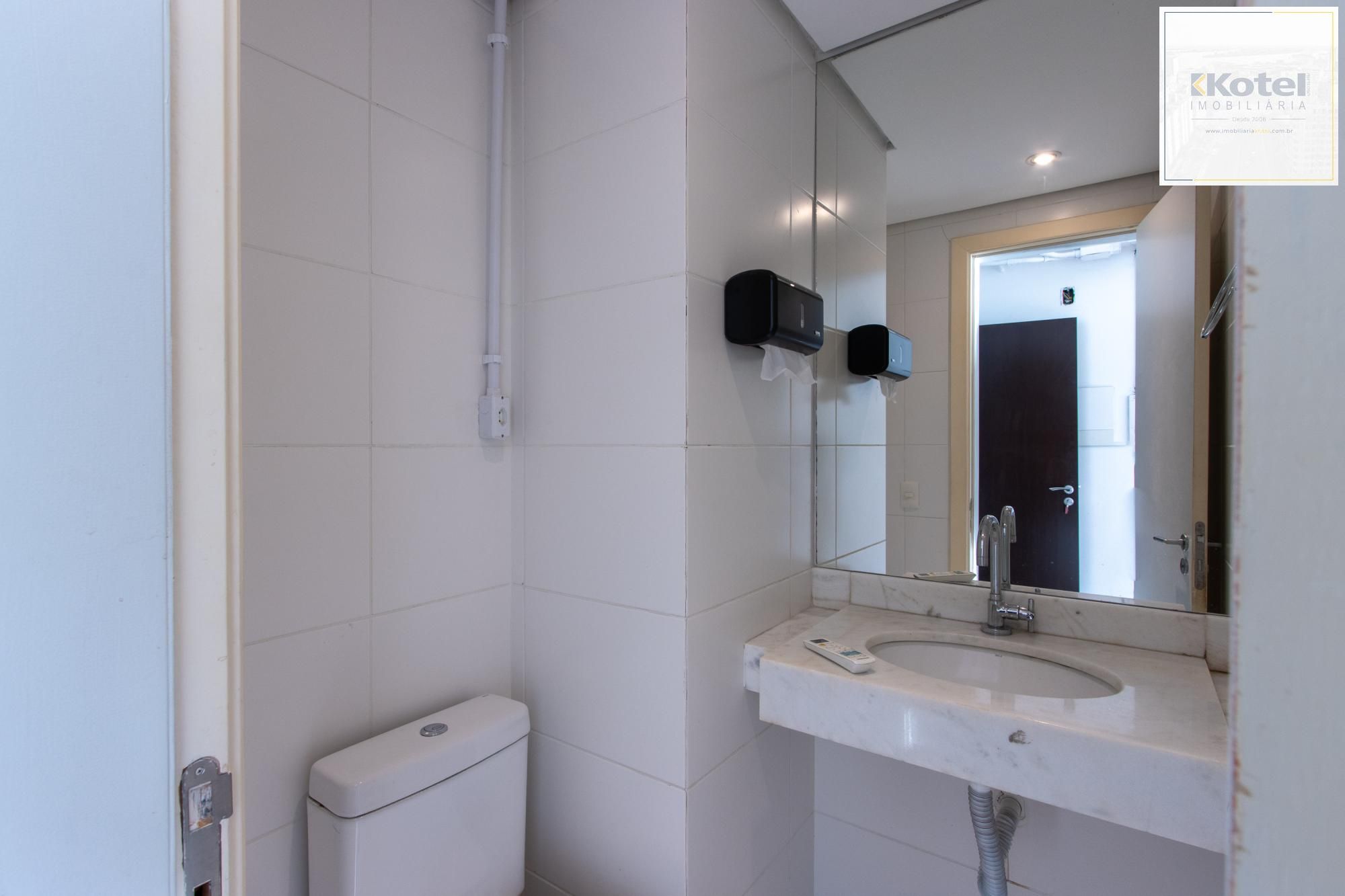 Sala Comercial no Ed. Cristal Tower  junto ao Barra Shopping no Bairro Cristal