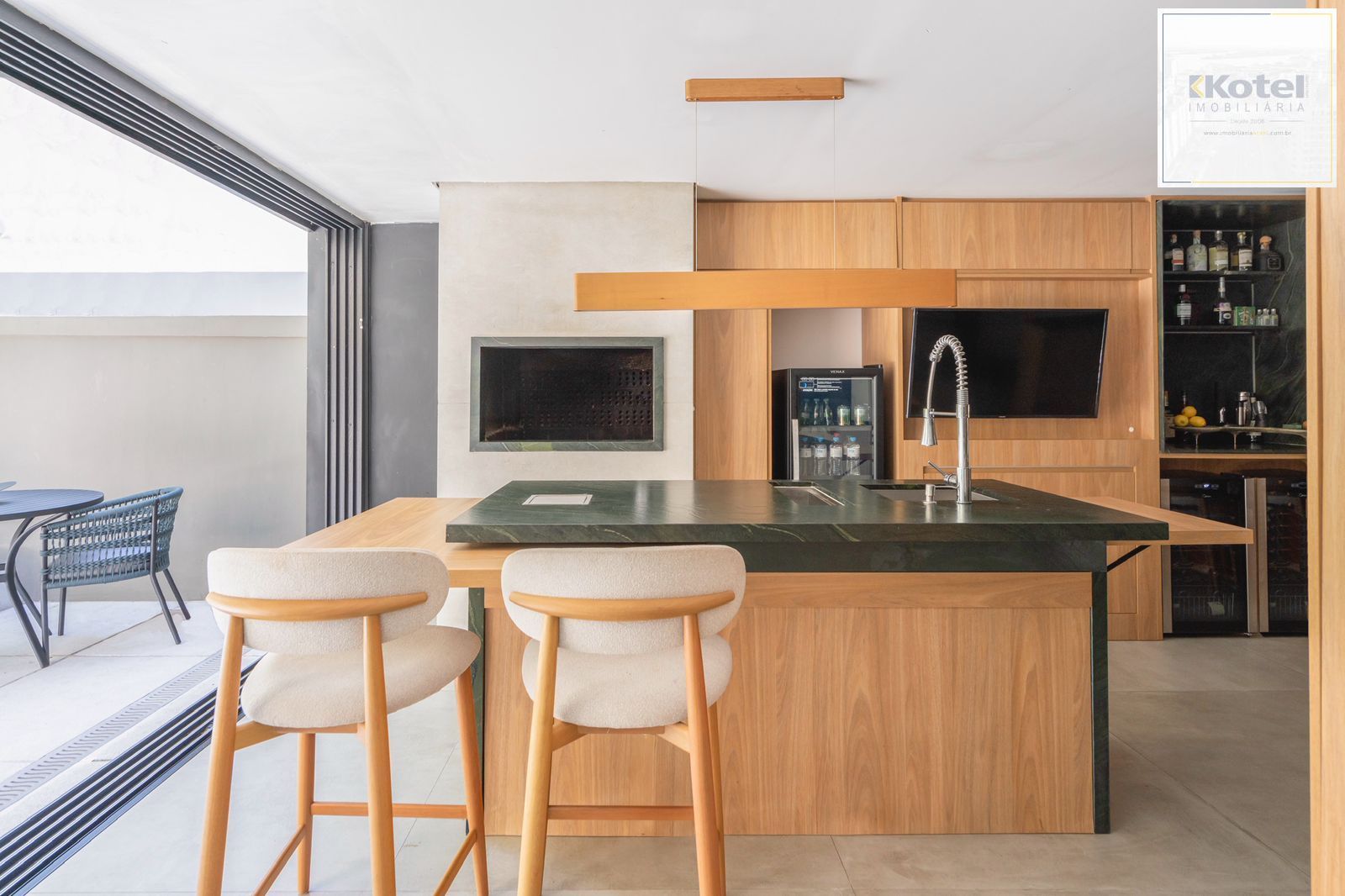 Casa com 3 suítes amplas, além de uma sala generoso com lareira e 2 vagas de garagem. — foto 4