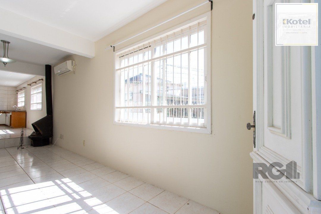 Casa de 4 dormitórios, 1 suíte, 4 vagas, no bairro Tristeza! — foto 4