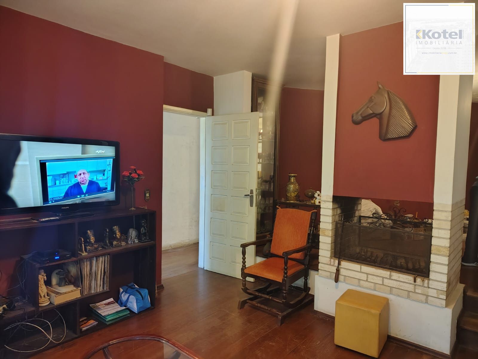 Casa de alvenaria, com 3 dormitórios, 1 suíte e 2 vagas de garagem coberta.