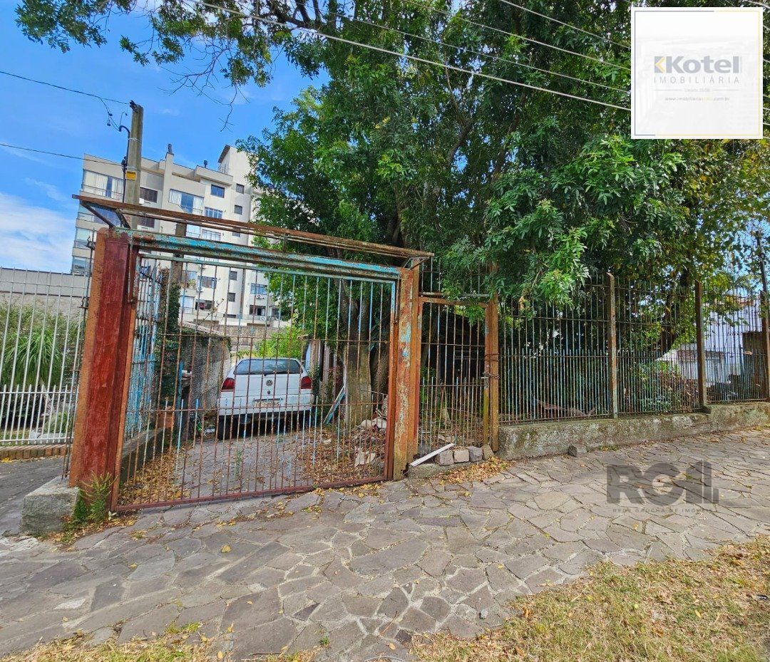 Terreno plano de 426 m², localizado na Rua Padre João Batista Reus,
