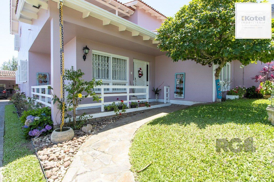 Casa com 4 quartos, suíte, churrasqueira, lareira, garagem coberta e lindo jardim.