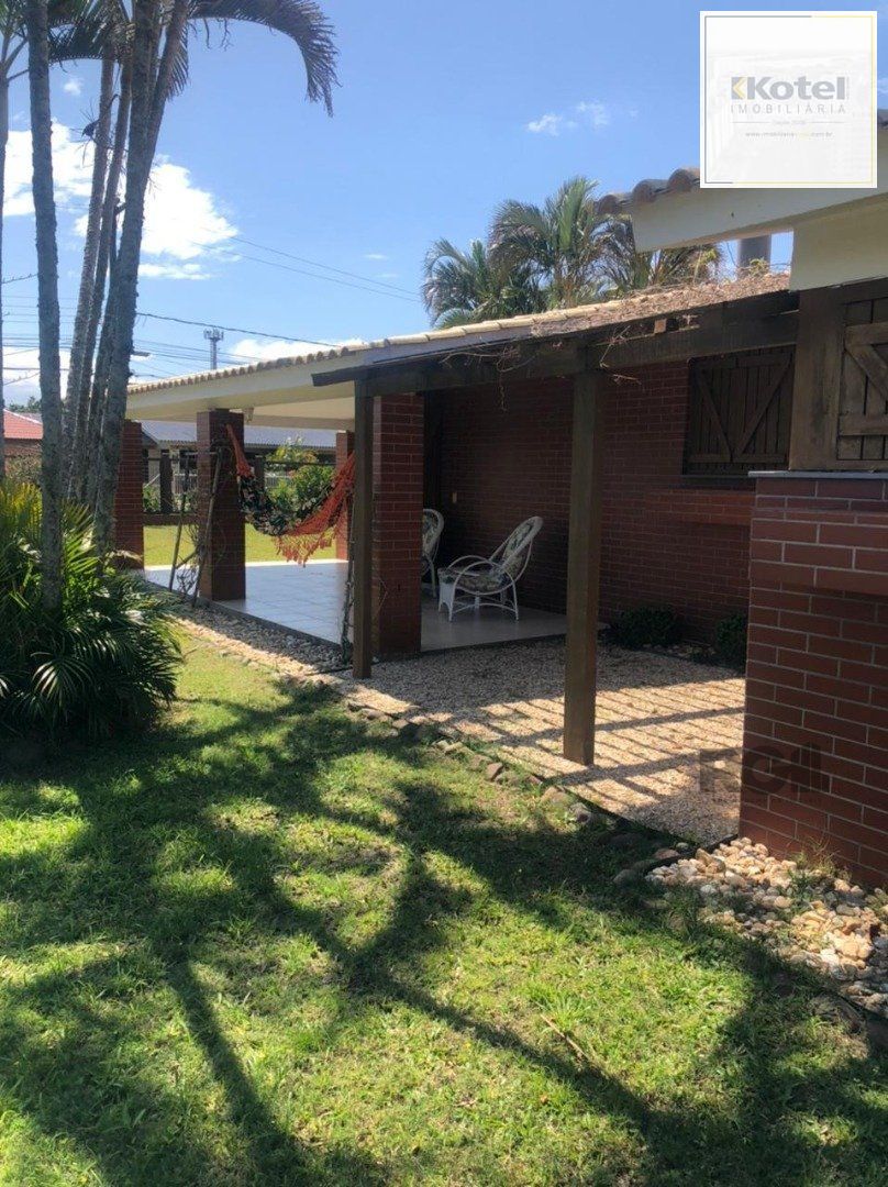 Espaçosa e acolhedora residência numas das esquinas em  charmosa rua de Atlântida, com imenso jardim, paisagismo, lareira,4 dormitórios, sendo  duas suítes.