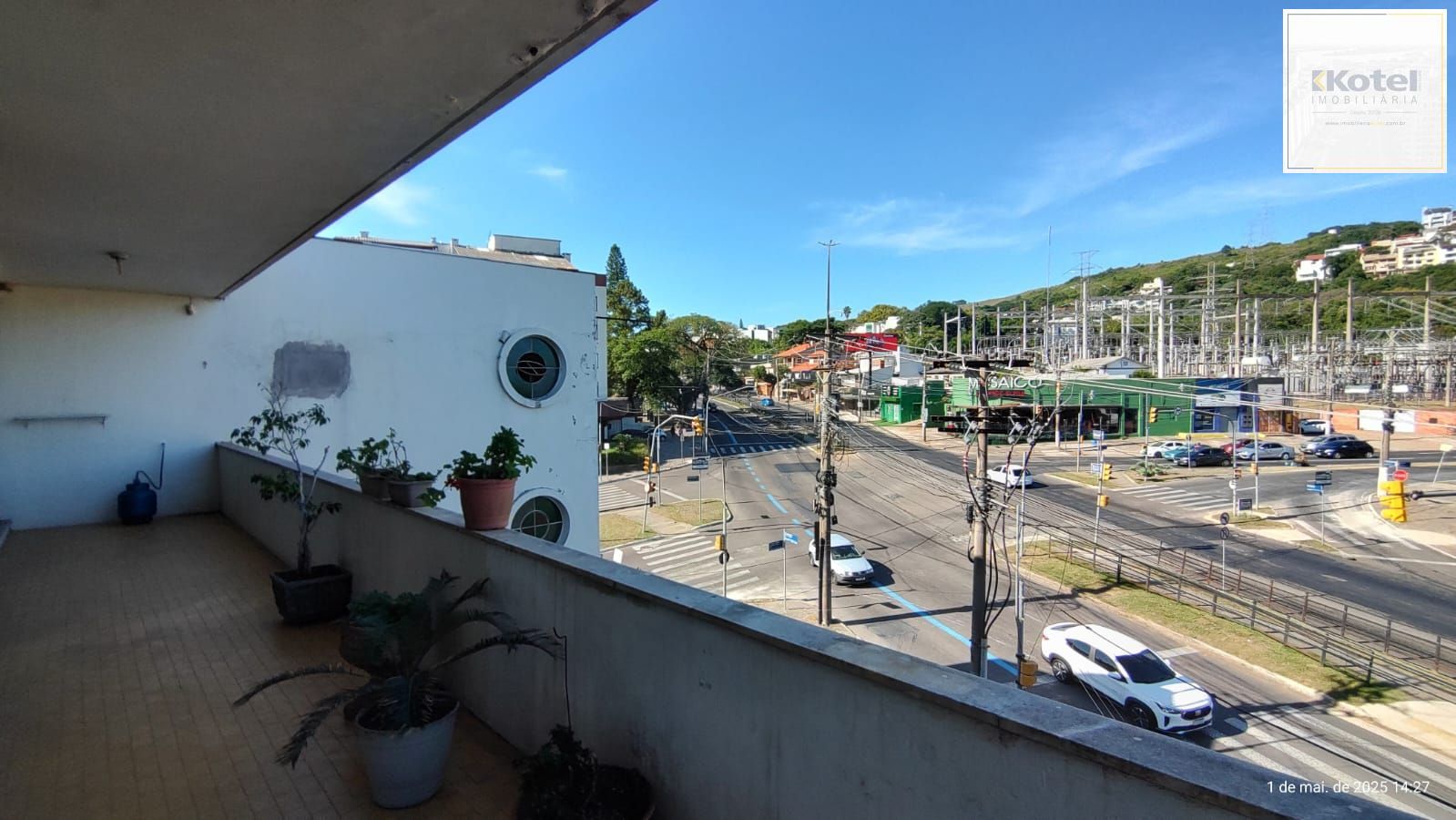 Apartamento de 4 dormitórios, 2 suítes, living amplo e arejado com sacada. — foto 5