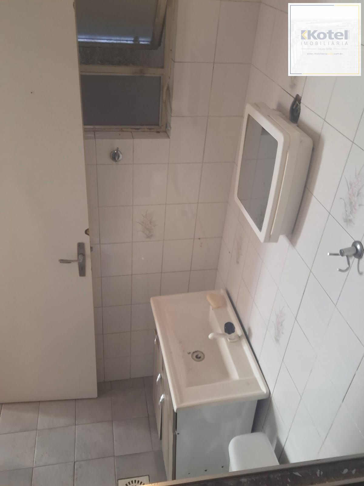 JK / Sala & Dormitório ( desocupado ) com ampla e boa cozinha
