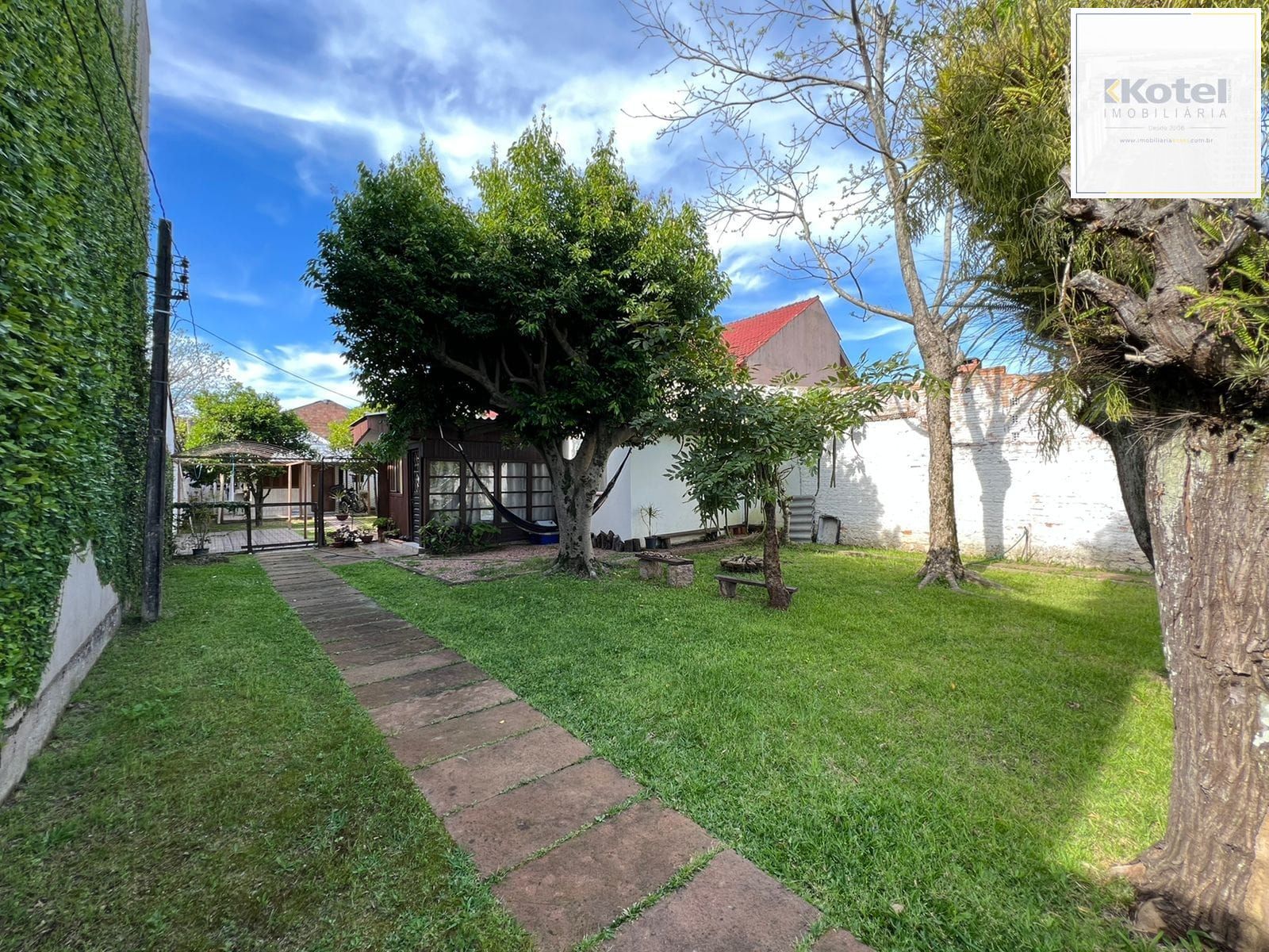 Terreno medindo 11 X 39,66 com 2 casas de alvenaria - Bairro  Guarujá — foto 2