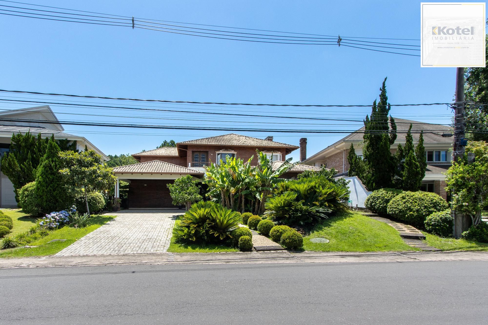 Casa no Terra Ville com fundo para o lago.  4 suítes.
