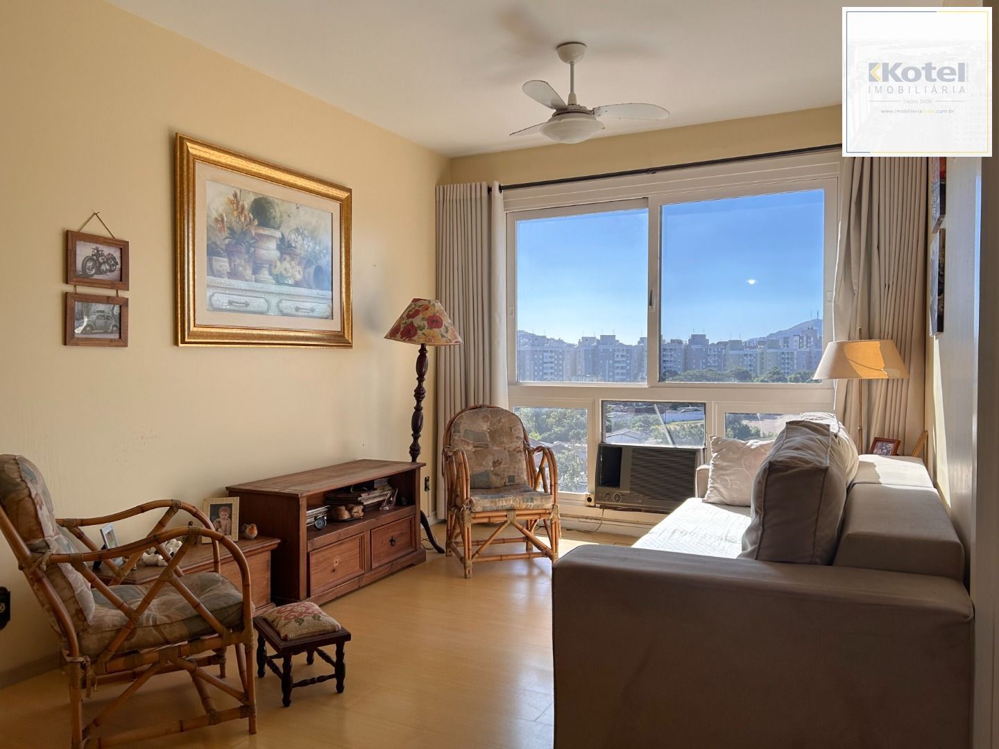 Lindo apartamento semi-mobiliado, 2 quartos, sacada e 1 vaga escriturada - Bairro Camaquã