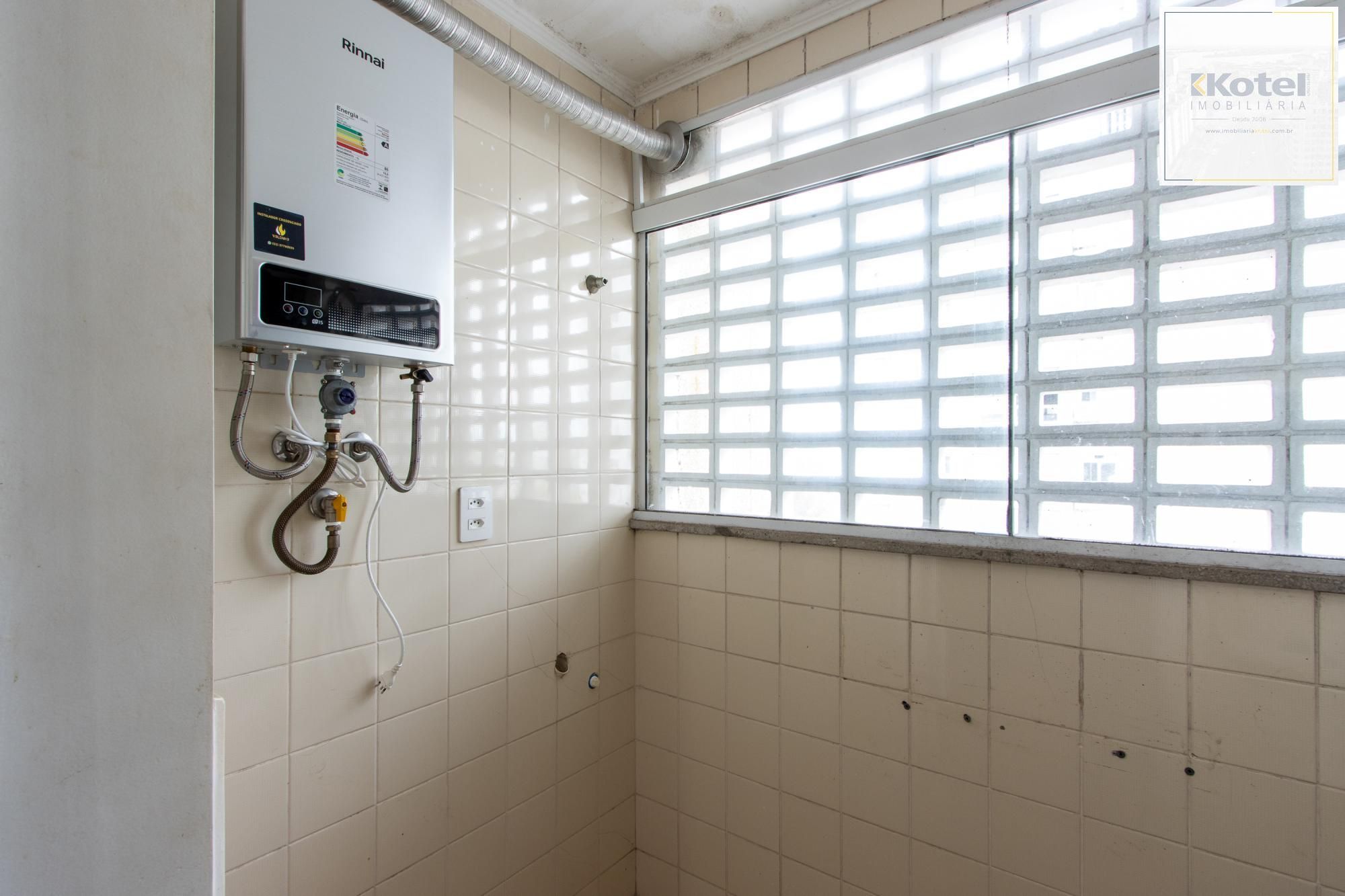 Cobertura com 137m², no Bairro Cristal, de 2 dormitórios, sento uma suíte, ampla sacada, churrasqueira, vista panorâmica, vaga coberta. — foto 5