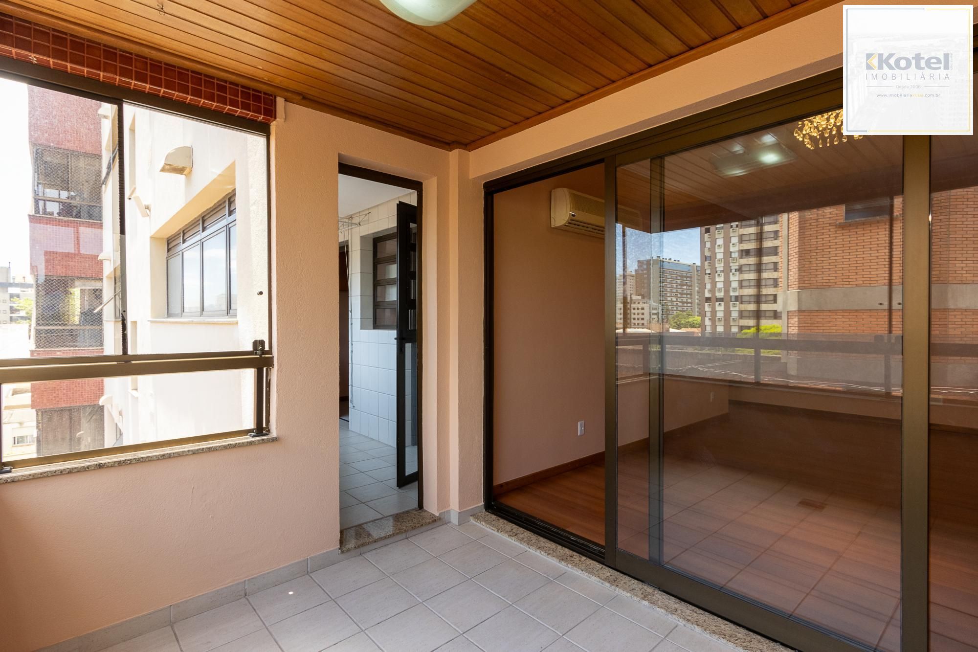 Apartamento 3 quartos, 1 suite, dependência, sacada com churrasqueira, 2 vagas - Bairro Menino Deus