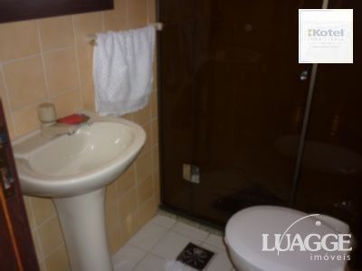 casa com 4 dormitórios, sendo uma suíte , e 530 area privativa
