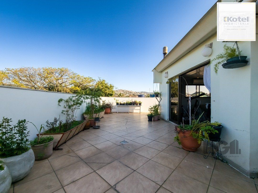 Cobertura, 2 quartos, 1 suite, dependência de empregada, 1 vaga de garagem, bairro Partenon