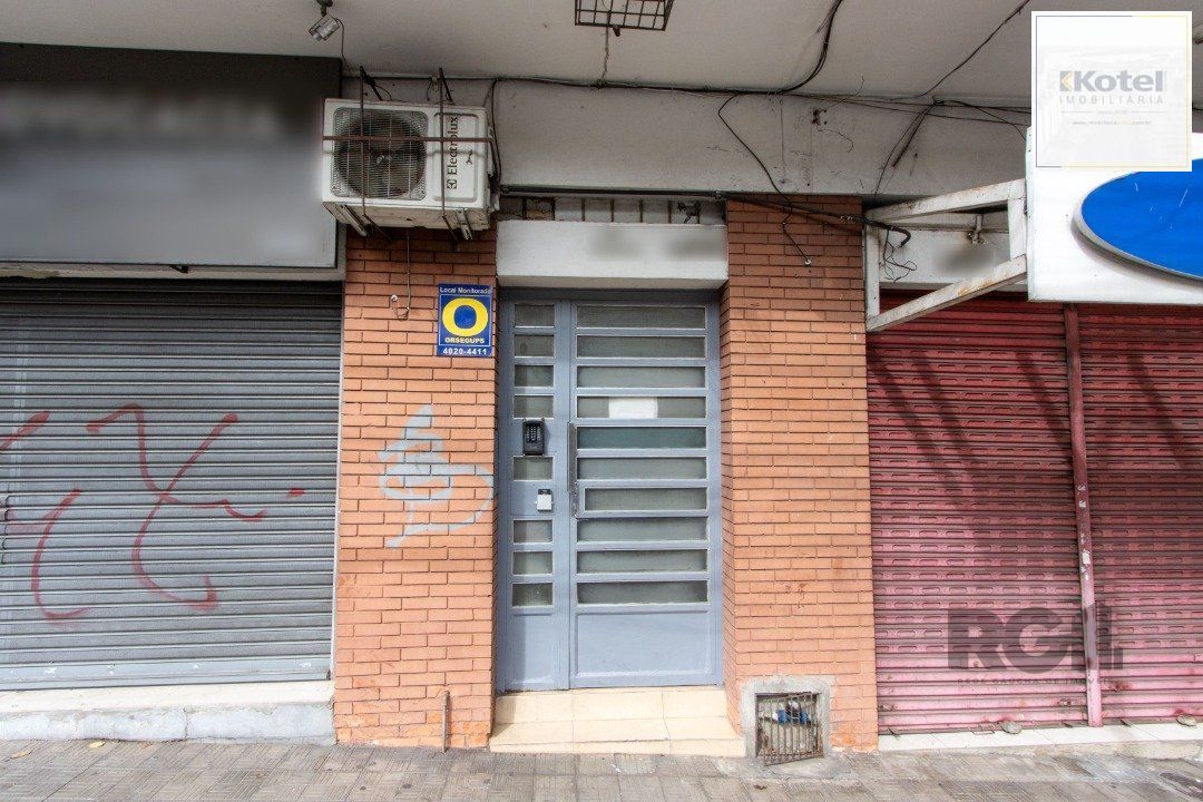 Apartamento com 70m² de área privativa, possui 3 dormitórios, sala para 2 ambientes, banheiro social, cozinha com móveis planejados e área de serviço. — foto 2