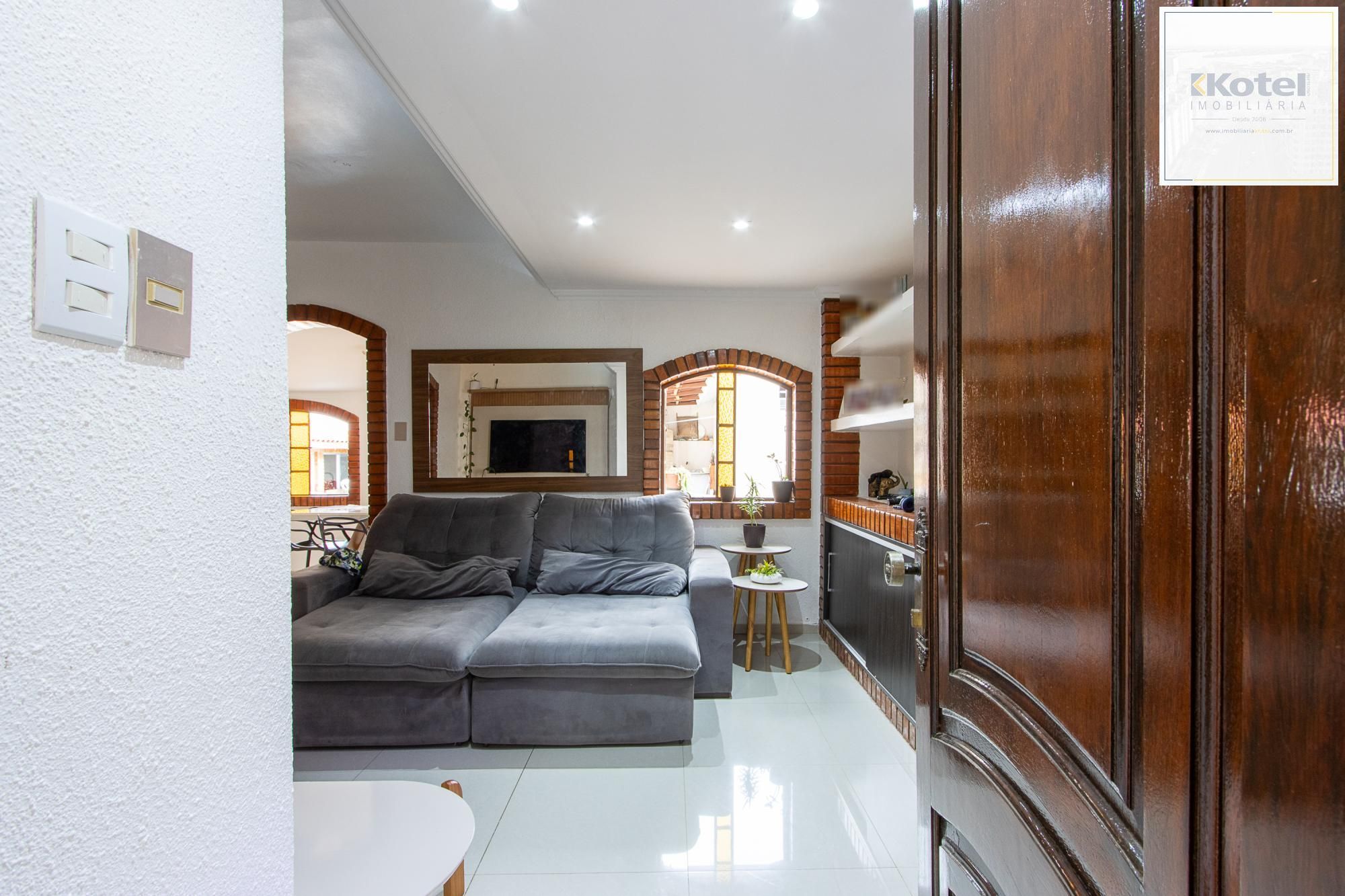 Casa de 4 dormitórios, 2 suítes, piscina, pátio e 2 vagas de garagem. — foto 2