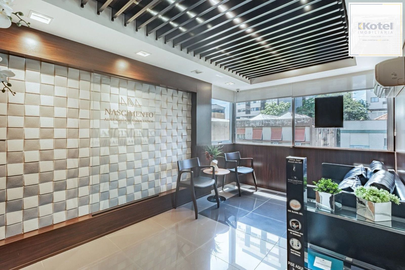 Sala/Conjunto Comercial com 4 vagas e 218m²