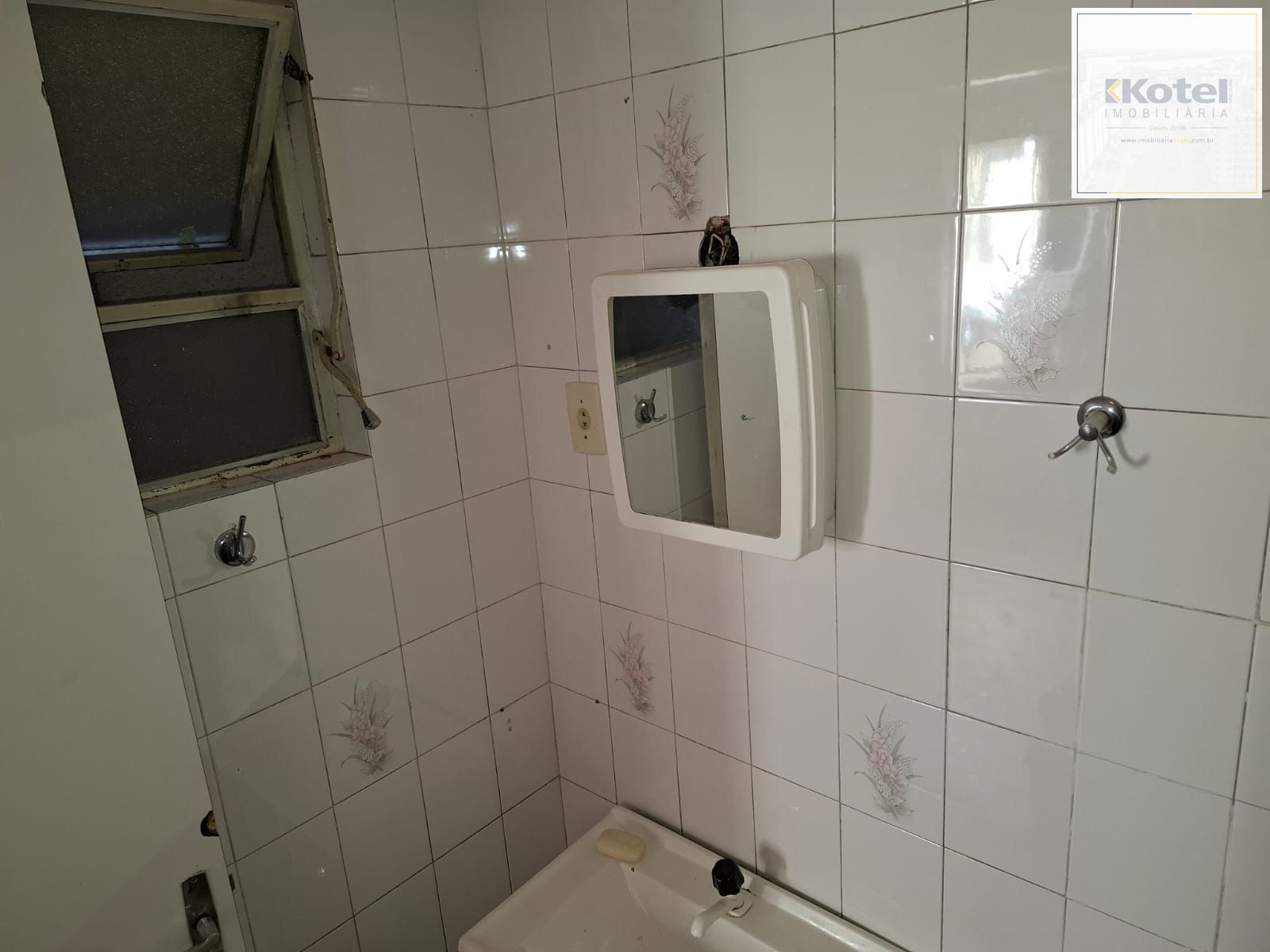 JK / Sala & Dormitório ( desocupado ) com ampla e boa cozinha