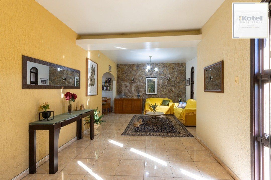 Sobrado com 345m² privativos, 3 suites, 2 vagas, churrasqueira. pátio com piscina - Bairro Cristal — foto 2