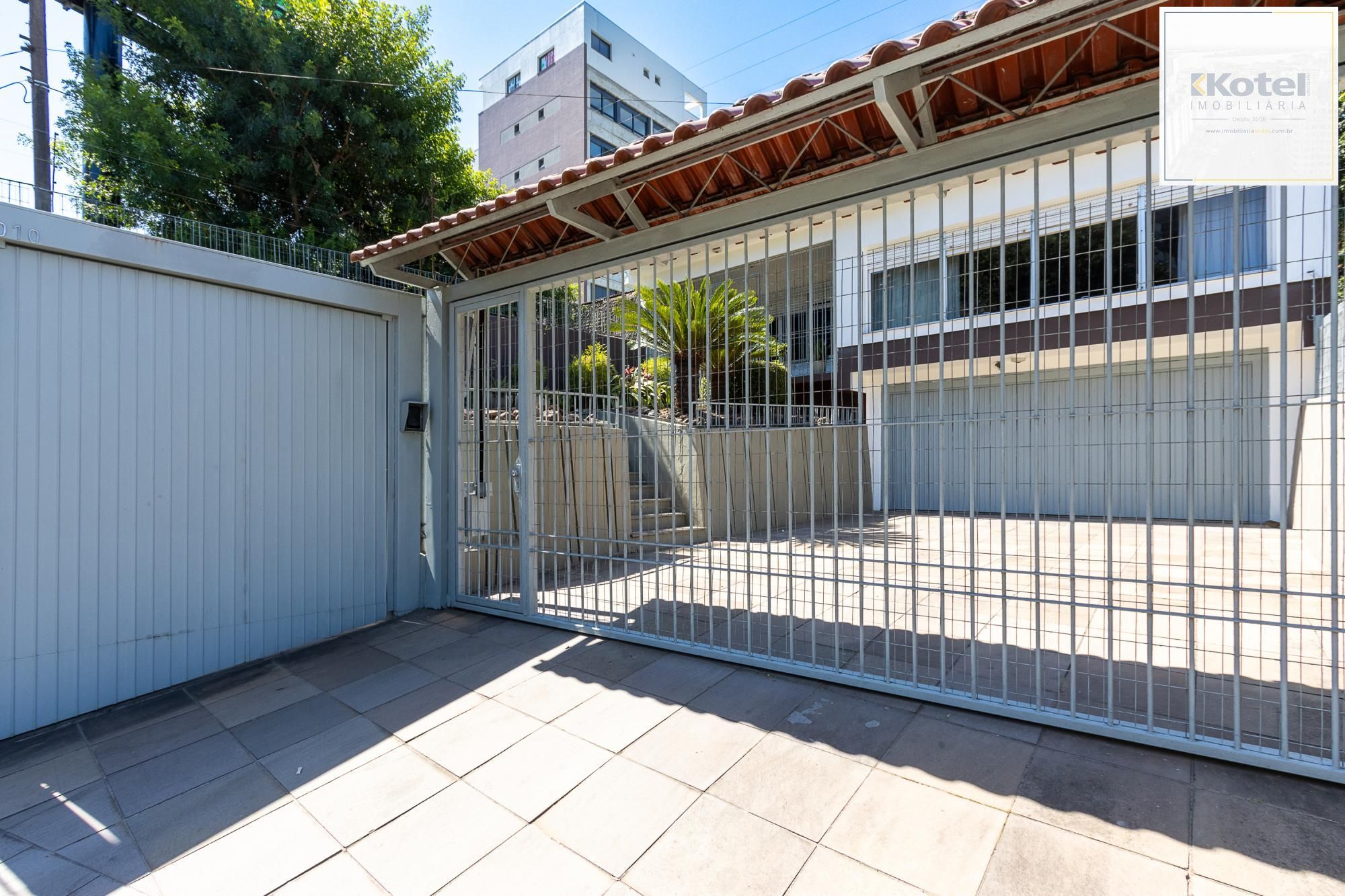 Casa de alvenaria, 4 dormitórios, 2 suítes, bairro Cristal. — foto 2