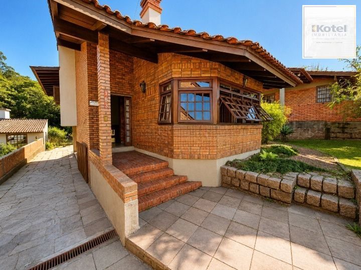 Ampla Casa com 2 Suítes, Closet, Lareira e Pátio com Árvores Frutíferas.