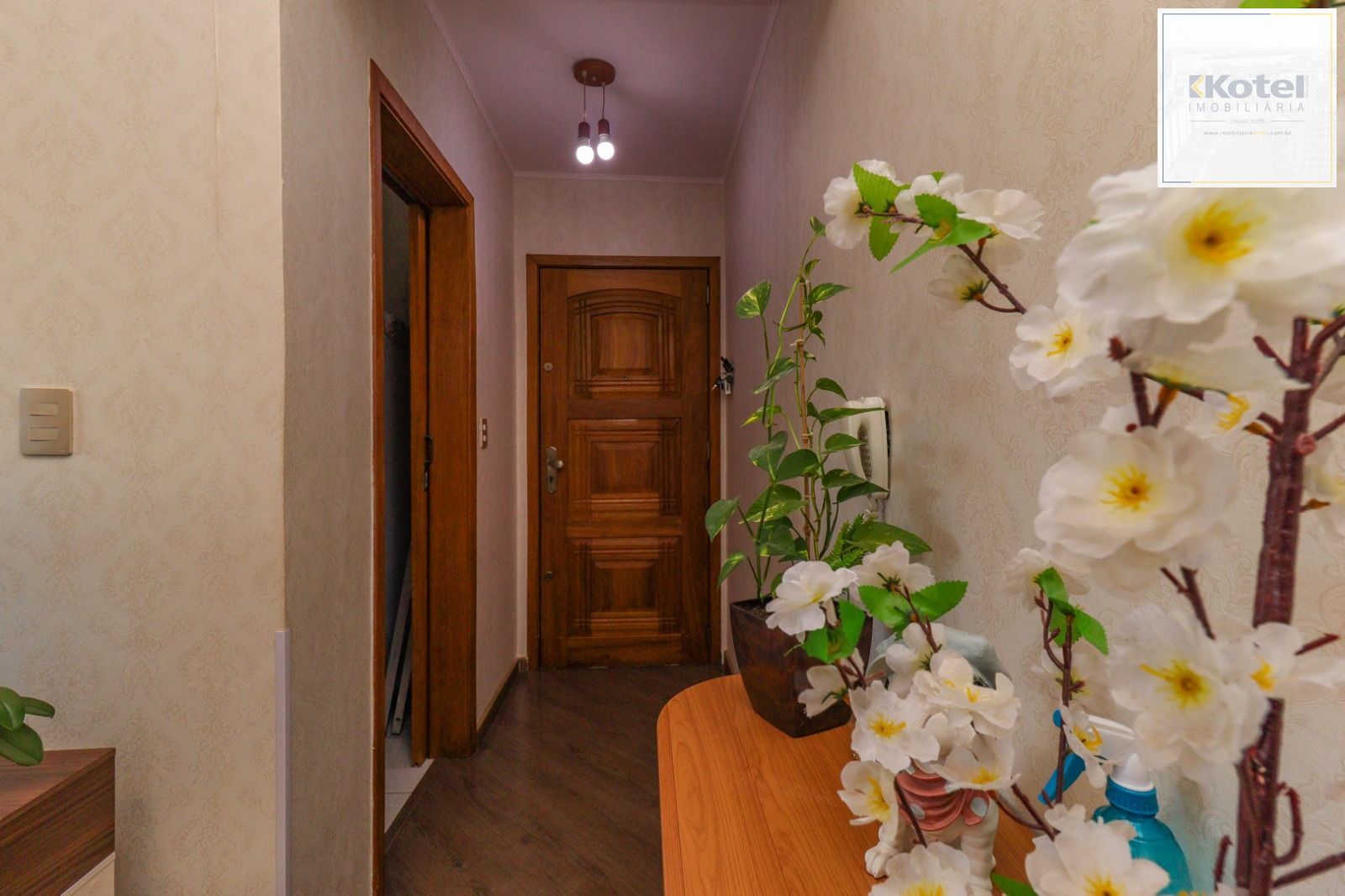 Apartamento reformado, 2 quartos, 60m² privativos, vaga rotativa - Bairro Cristal — foto 3