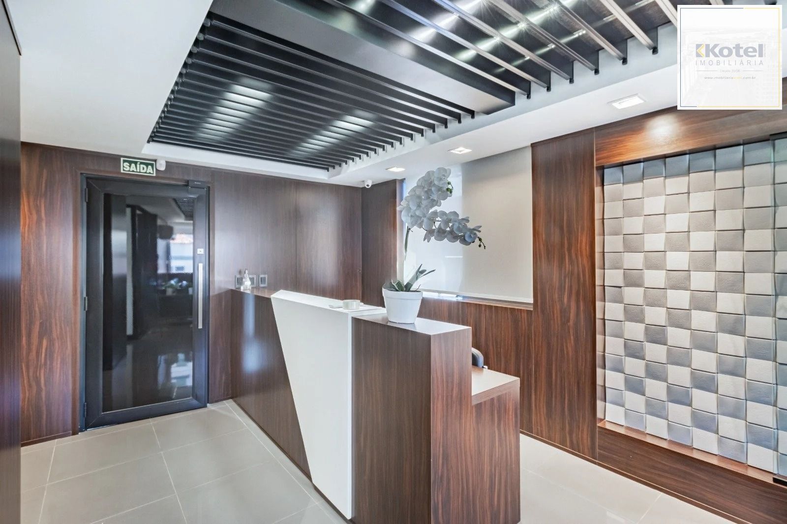 Sala/Conjunto Comercial com 4 vagas e 218m²
