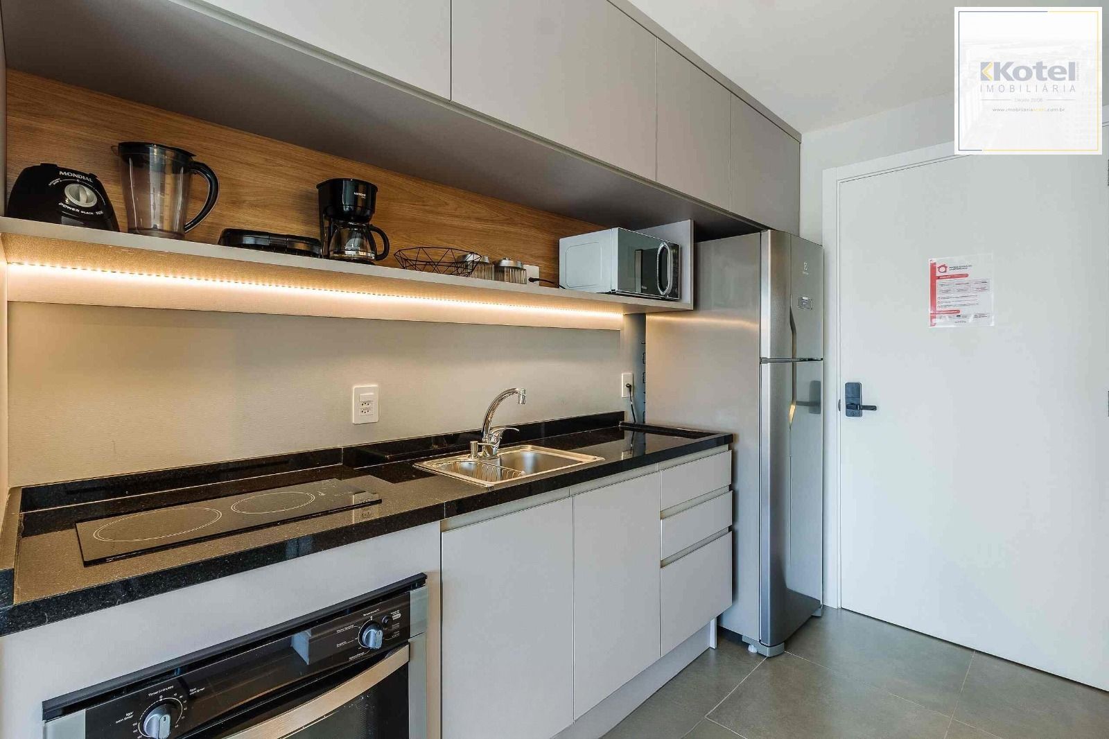 Studio de alto padrão construtivo mobiliado no bairro Moinhos de Vento, planta de 24,25 m² privativos com porcelanato, forro em gesso e aberturas em alumínio com vidros duplos.