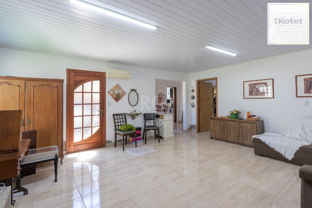 Casa para Venda - 370m², 4 dormitórios, sendo 1 suites, 6 vagas - Lomba do Pinheiro — foto 4