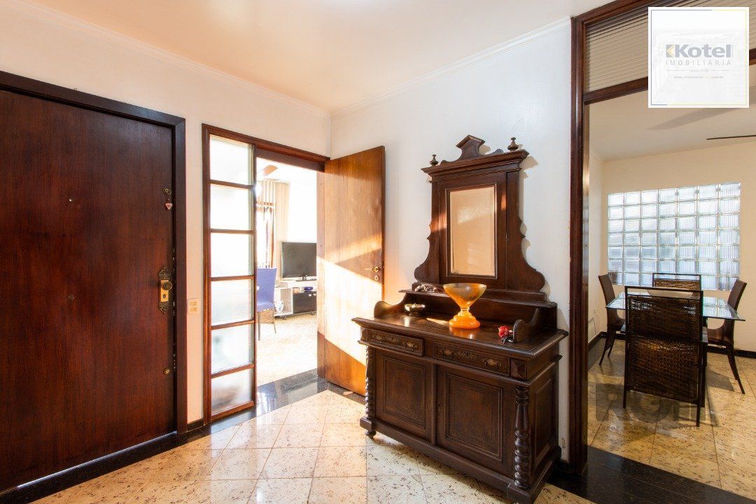 Casa em condomínio que possui  3 dormitórios, sendo 1suíte, lavabo, escritório, possibilidade de um 4 dormitório,