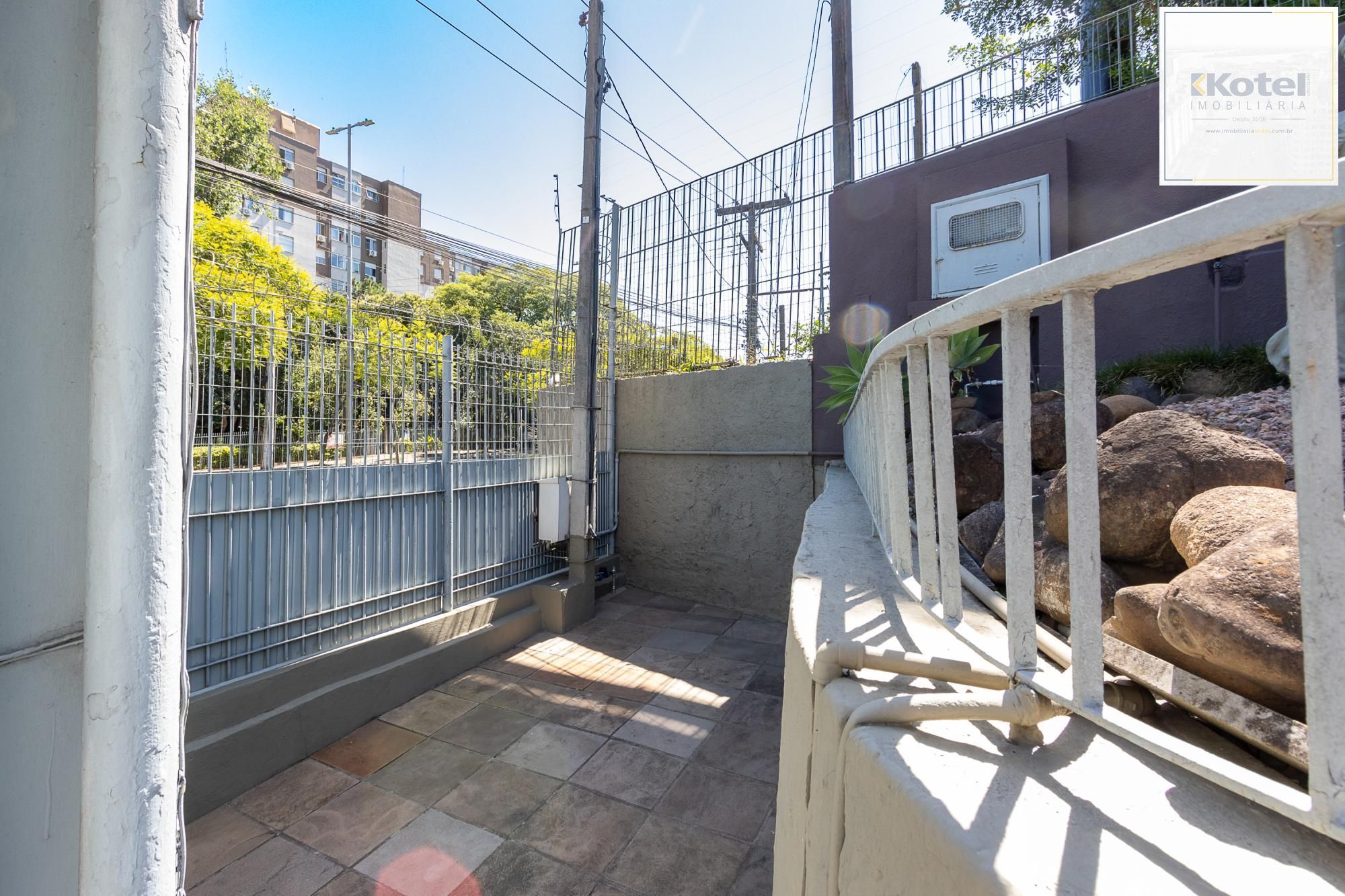Casa de alvenaria, 4 dormitórios, 2 suítes, bairro Cristal. — foto 4